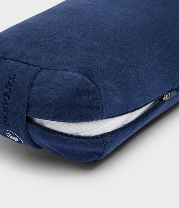 Manduka Lean Bolster - Midnight Blue Διαστάσεις: 74 x 18 x 8cm Βάρος: 0,45 kg - mykarma.gr