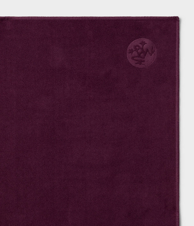 Manduka - Πετσέτα Χειρός - eQua® Hand Yoga Towel - Acai Διαστάσεις: 41cm x 67cm Βάρος: 90γρ - mykarma.gr