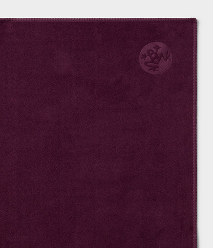 Manduka - Πετσέτα Χειρός - eQua® Hand Yoga Towel - Acai Διαστάσεις: 41cm x 67cm Βάρος: 90γρ - mykarma.gr