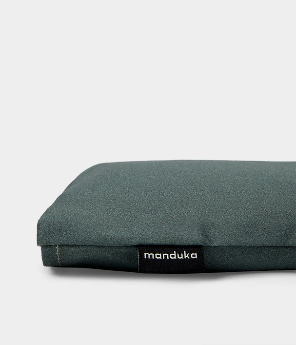 Manduka Eye Pillow - Mαξιλαράκι για τα Μάτια για χαλάρωση από οργανικό βαμβάκι με οργανικό Λιναρόσπορο & Λεβάντα - deep sage Μέγεθος: 12 x 24 cm  270 g - mykarma.gr