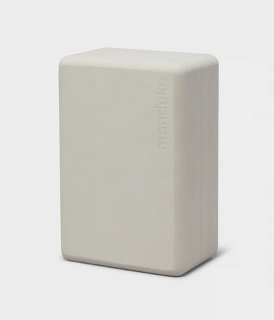 Manduka Recycled Foam Yoga Block - Linen  •450γρ  • 23 x 15 x 10 εκ - mykarma.gr