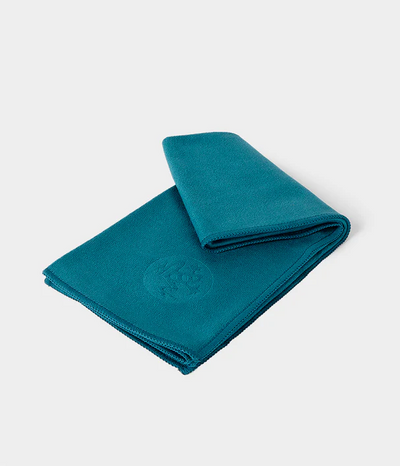 Manduka - Πετσέτα Χειρός - eQua® Hand Yoga Towel - Maldive Διαστάσεις: 41cm x 67cm Βάρος: 90γρ - mykarma.gr