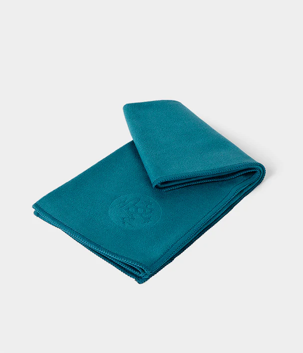 Manduka - Πετσέτα Χειρός - eQua® Hand Yoga Towel - Maldive Διαστάσεις: 41cm x 67cm Βάρος: 90γρ - mykarma.gr