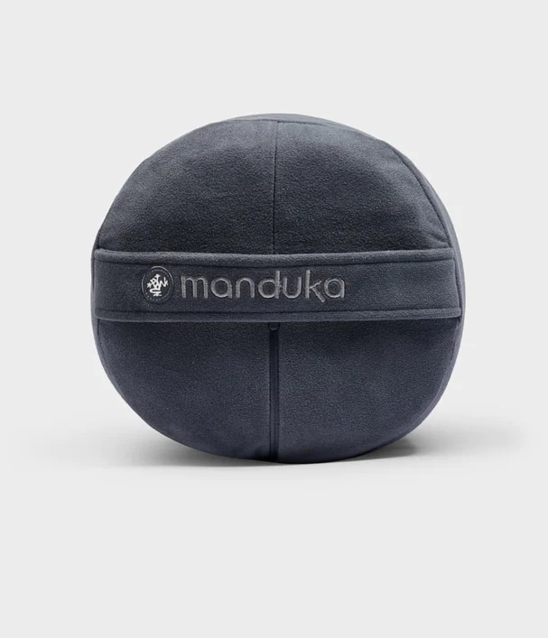 Manduka  enlight™ round Bolster - Thunder (grey) Διαστάσεις: 69 x 23 cm Βάρος: 1 kg - mykarma.gr