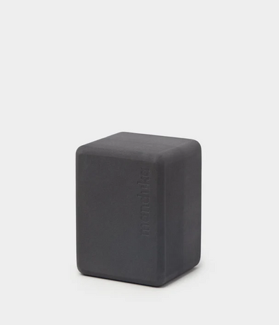 Manduka Recycled Foam Yoga Mini Travel Block - Thunder  •200γρ  • 10 x 11,5 x 15 εκ - mykarma.gr