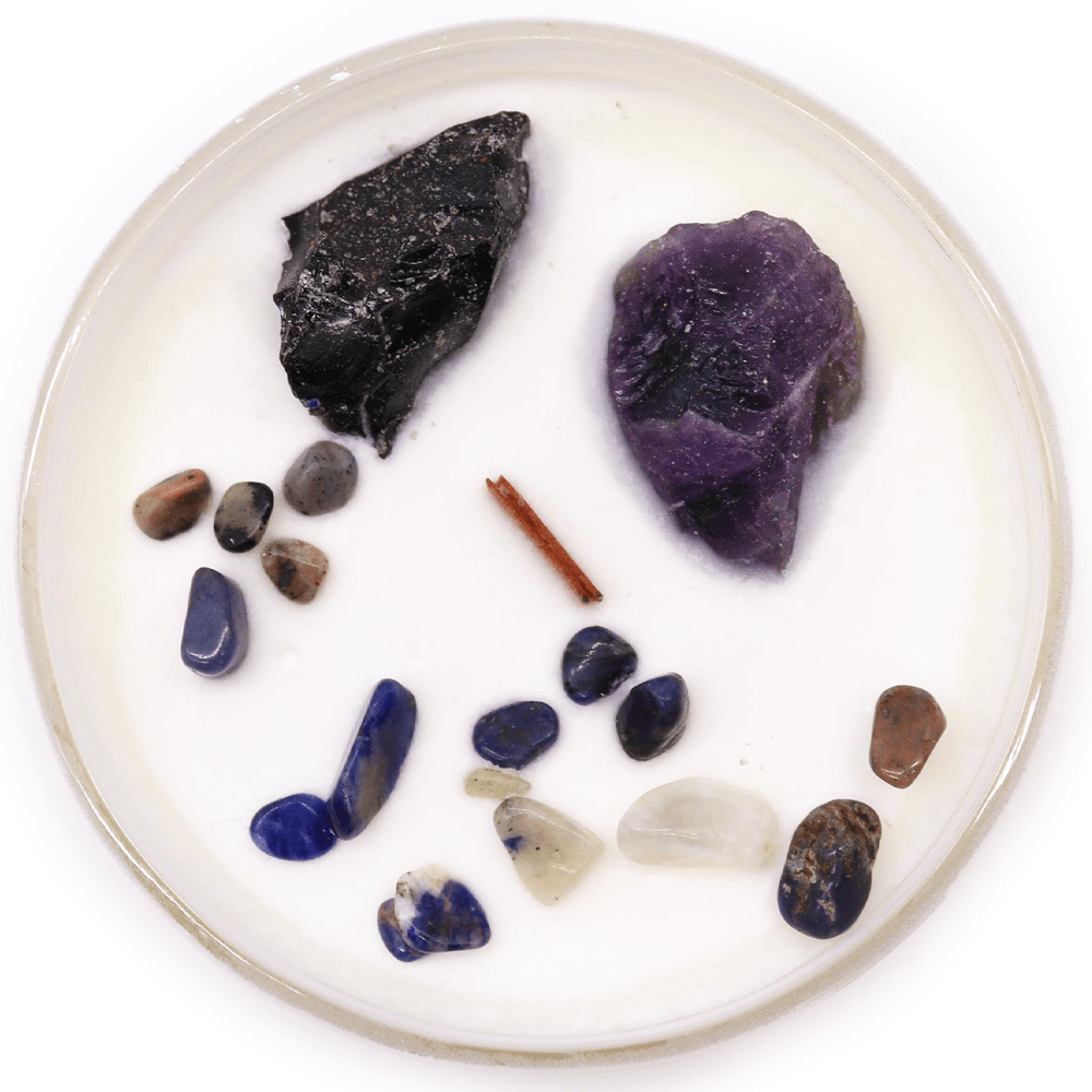 Αρωματικό Κερί 3o Chakra Solar Plexus Manipura «Deep in the Forest» με κύριο άρωμα Agarwood  & ημιπολύτιμους λίθους Αμέθυστο & Μαύρο Αχάτη Χρόνος καύσης ±17 ώρες - mykarma.gr