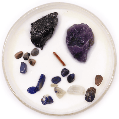 Αρωματικό Κερί 3o Chakra Solar Plexus Manipura «Deep in the Forest» με κύριο άρωμα Agarwood  & ημιπολύτιμους λίθους Αμέθυστο & Μαύρο Αχάτη Χρόνος καύσης ±17 ώρες - mykarma.gr