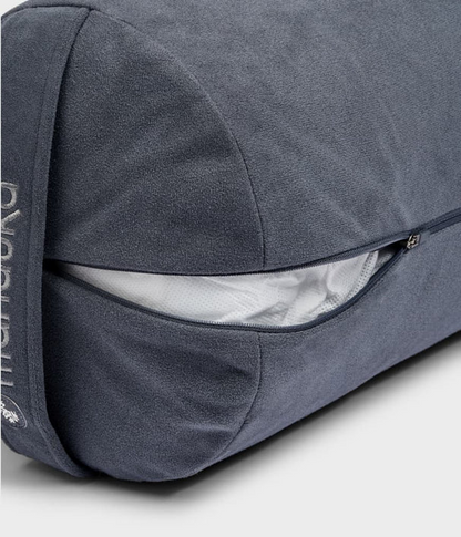 Manduka  enlight™ round Bolster - Thunder (grey) Διαστάσεις: 69 x 23 cm Βάρος: 1 kg - mykarma.gr