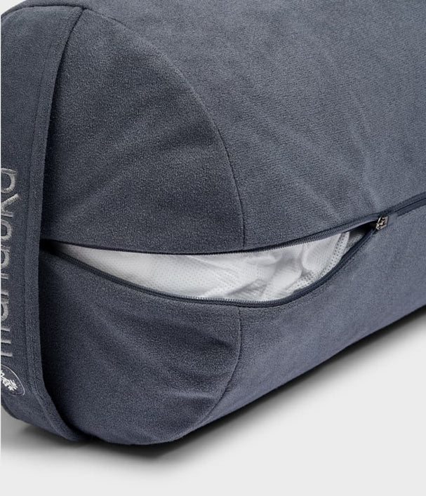 Manduka  enlight™ round Bolster - Thunder (grey) Διαστάσεις: 69 x 23 cm Βάρος: 1 kg - mykarma.gr