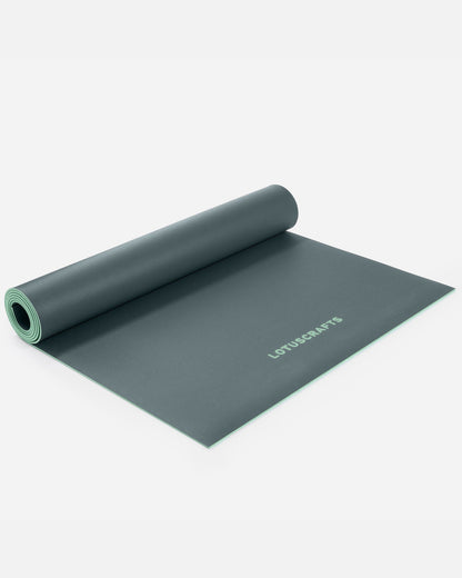 Lotuscrafts Yoga Mat ARISE | Αντιολισθητικό στρώμα Yoga από φυσικό καουτσούκ & 15% ανακυκλώσιμο λατέξ - Balsam Green Βάρος: 2kg Διαστάσεις: 185cm x 65cm Πάχος: 0,4cm - mykarma.gr