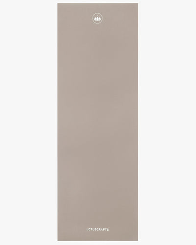 Lotuscrafts Travel Yoga Mat ARISE | Αντιολισθητικό στρώμα Yoga από φυσικό καουτσούκ & 15% ανακυκλώσιμο λατέξ - Light Taupe Βάρος: 1kg Διαστάσεις: 185cm x 65cm Πάχος: 0,13cm - mykarma.gr