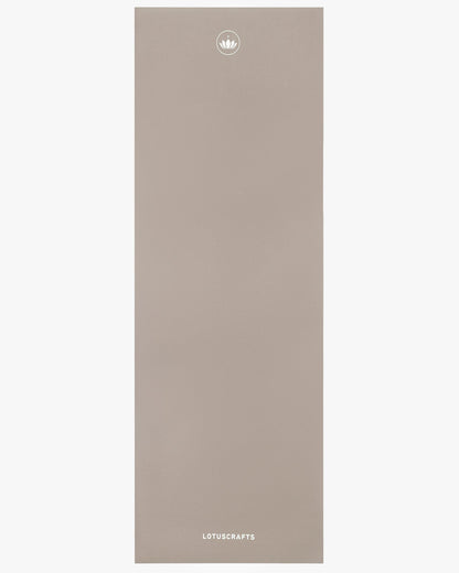 Lotuscrafts Travel Yoga Mat ARISE | Αντιολισθητικό στρώμα Yoga από φυσικό καουτσούκ & 15% ανακυκλώσιμο λατέξ - Light Taupe Βάρος: 1kg Διαστάσεις: 185cm x 65cm Πάχος: 0,13cm - mykarma.gr