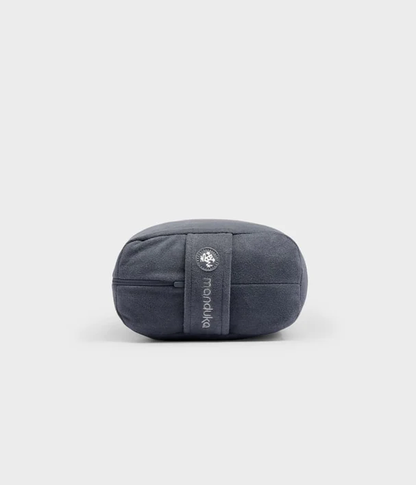 Manduka  Lean Bolster - Thunder Διαστάσεις: 74 x 18 x 8cm Βάρος: 0,45 kg - mykarma.gr