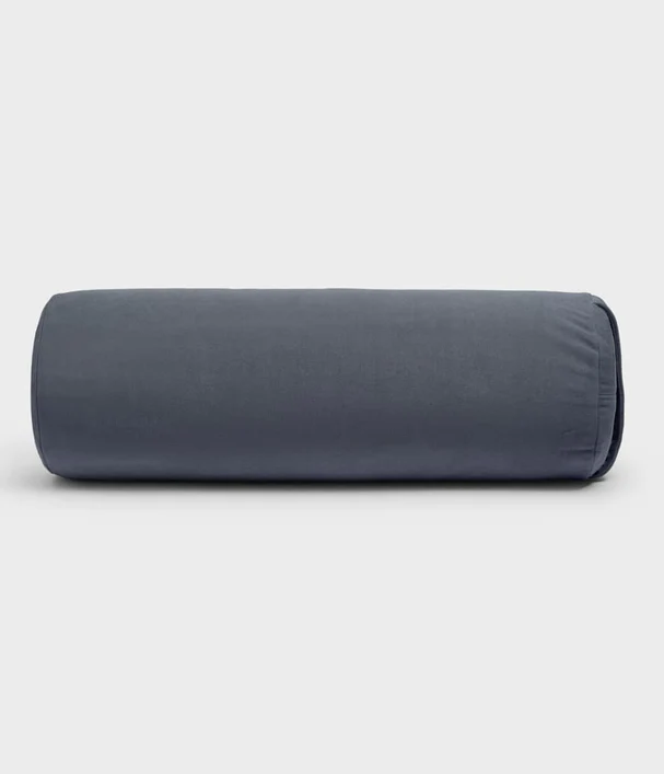 Manduka  enlight™ round Bolster - Thunder (grey) Διαστάσεις: 69 x 23 cm Βάρος: 1 kg - mykarma.gr