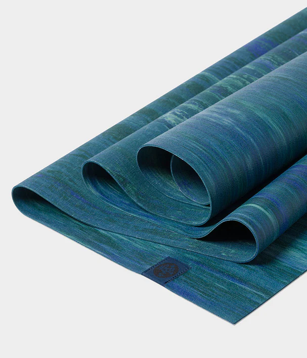 Στρώμα Manduka Travel eKO® superlite yoga mat - Blue Toad Marble  1,5mm  180cm x 60cm  1kg - mykarma.gr