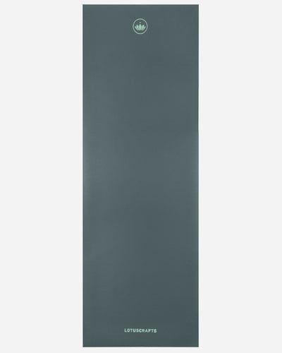 Lotuscrafts Yoga Mat ARISE | Αντιολισθητικό στρώμα Yoga από φυσικό καουτσούκ & 15% ανακυκλώσιμο λατέξ - Balsam Green Βάρος: 2kg Διαστάσεις: 185cm x 65cm Πάχος: 0,4cm - mykarma.gr