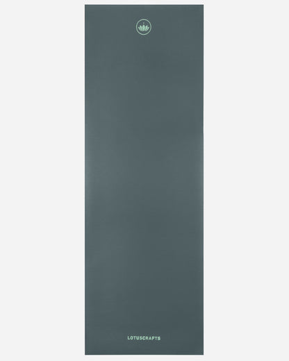 Lotuscrafts Yoga Mat ARISE | Αντιολισθητικό στρώμα Yoga από φυσικό καουτσούκ & 15% ανακυκλώσιμο λατέξ - Balsam Green Βάρος: 2kg Διαστάσεις: 185cm x 65cm Πάχος: 0,4cm - mykarma.gr