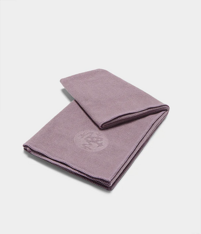 Manduka - Πετσέτα Χειρός - eQua® Hand Yoga Towel - Elderberry Διαστάσεις: 41cm x 67cm Βάρος: 90γρ - mykarma.gr