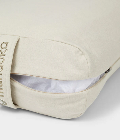 Manduka  enlight™ Rectangular Bolster - Sand Διαστάσεις: 71 x 30 x 12 cm Βάρος: 1,1 kg - mykarma.gr