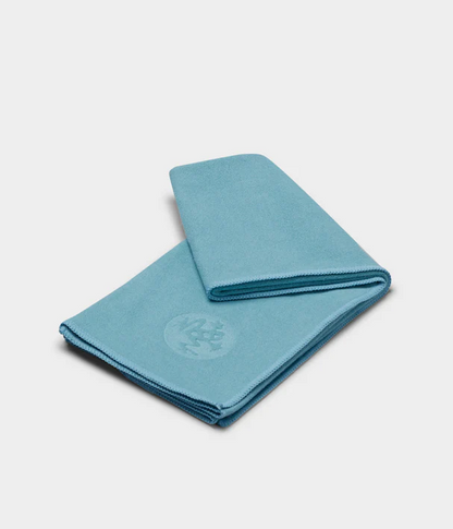 Manduka - Πετσέτα Χειρός - eQua® Hand Yoga Towel - Blue Lotus Διαστάσεις: 41cm x 67cm Βάρος: 90γρ - mykarma.gr
