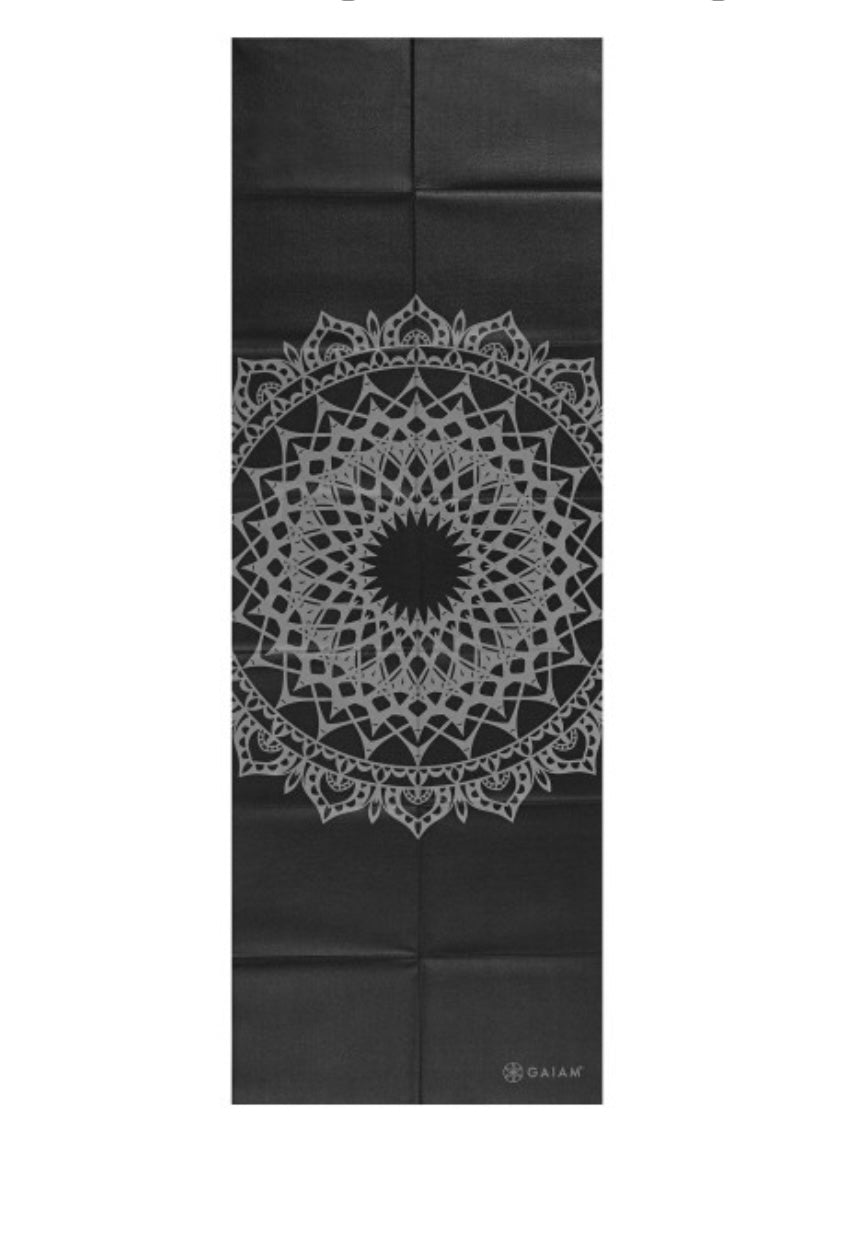 Gaiam Classic Foldable Travel Στρώμα Yoga που διπλώνει - Midnight Marrakesh Διαστάσεις: Μήκος: 173 εκ Πλάτος: 61 εκ Πάχος: 2 mm Βάρος: 400 γρ - mykarma.gr