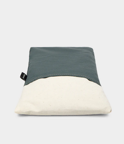 Manduka Eye Pillow - Mαξιλαράκι για τα Μάτια για χαλάρωση από οργανικό βαμβάκι με οργανικό Λιναρόσπορο & Λεβάντα - deep sage Μέγεθος: 12 x 24 cm  270 g - mykarma.gr