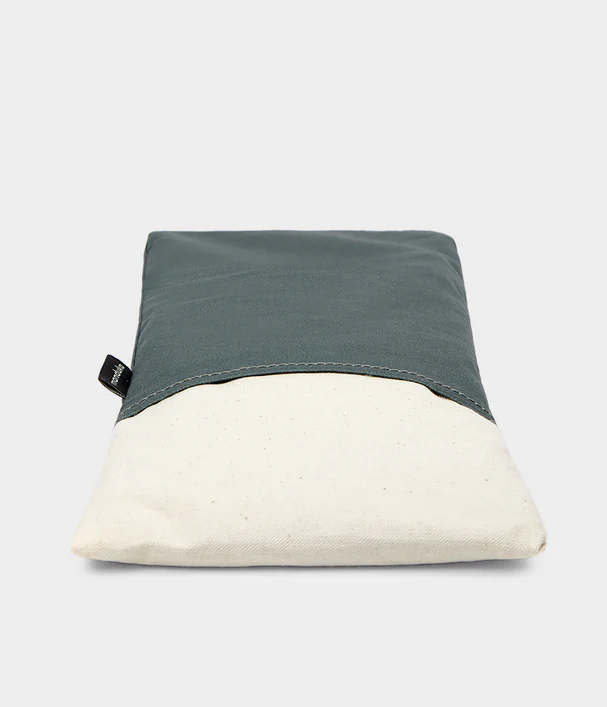 Manduka Eye Pillow - Mαξιλαράκι για τα Μάτια για χαλάρωση από οργανικό βαμβάκι με οργανικό Λιναρόσπορο & Λεβάντα - deep sage Μέγεθος: 12 x 24 cm  270 g - mykarma.gr