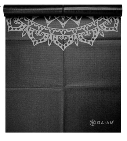 Gaiam Classic Foldable Travel Στρώμα Yoga που διπλώνει - Midnight Marrakesh Διαστάσεις: Μήκος: 173 εκ Πλάτος: 61 εκ Πάχος: 2 mm Βάρος: 400 γρ - mykarma.gr