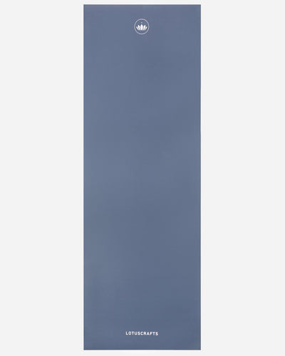 Lotuscrafts Travel Yoga Mat ARISE | Αντιολισθητικό στρώμα Yoga από φυσικό καουτσούκ & 15% ανακυκλώσιμο λατέξ - Indigo Dust Βάρος: 1kg Διαστάσεις: 185cm x 65cm Πάχος: 0,13cm - mykarma.gr