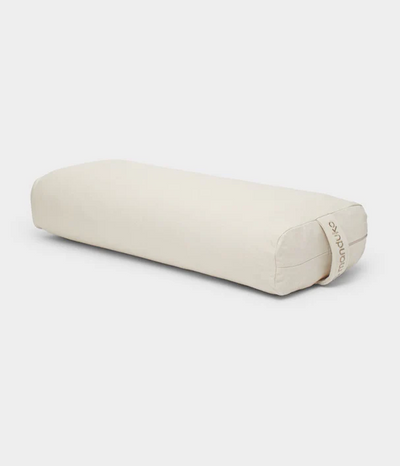 Manduka  enlight™ Rectangular Bolster - Sand Διαστάσεις: 71 x 30 x 12 cm Βάρος: 1,1 kg - mykarma.gr