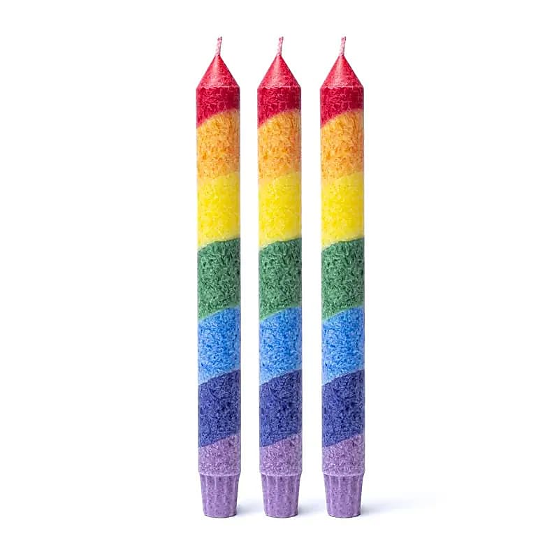 ECO Σετ 3 κεριά Rainbow με αιθέρια έλαια (Κέδρος,Ελατο & Δεντρολίβανο) Καθε κερί: βάρος: 65 g  διαστάσεις : 21 × 2,2 cm Χρόνος καύσης: 8-9 ώρες
