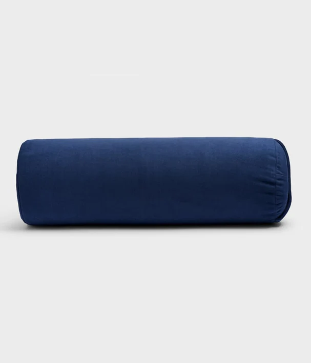Manduka  enlight™ round Bolster - Midnight (blue).Διαστάσεις: 69 x 23 cm Βάρος: 1 kg - mykarma.gr