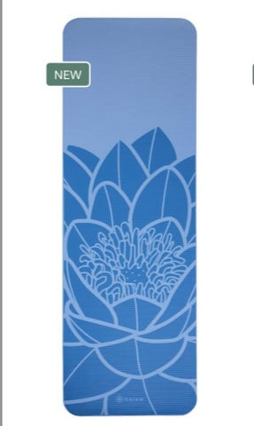 Gaiam Fitness mat - Στρώμα για Aerobic & Pilates με ιμάντα μεταφοράς - Lotus Flower Clear Sky Διαστάσεις: 172 cm x 61 cm Πάχος: 10 mm