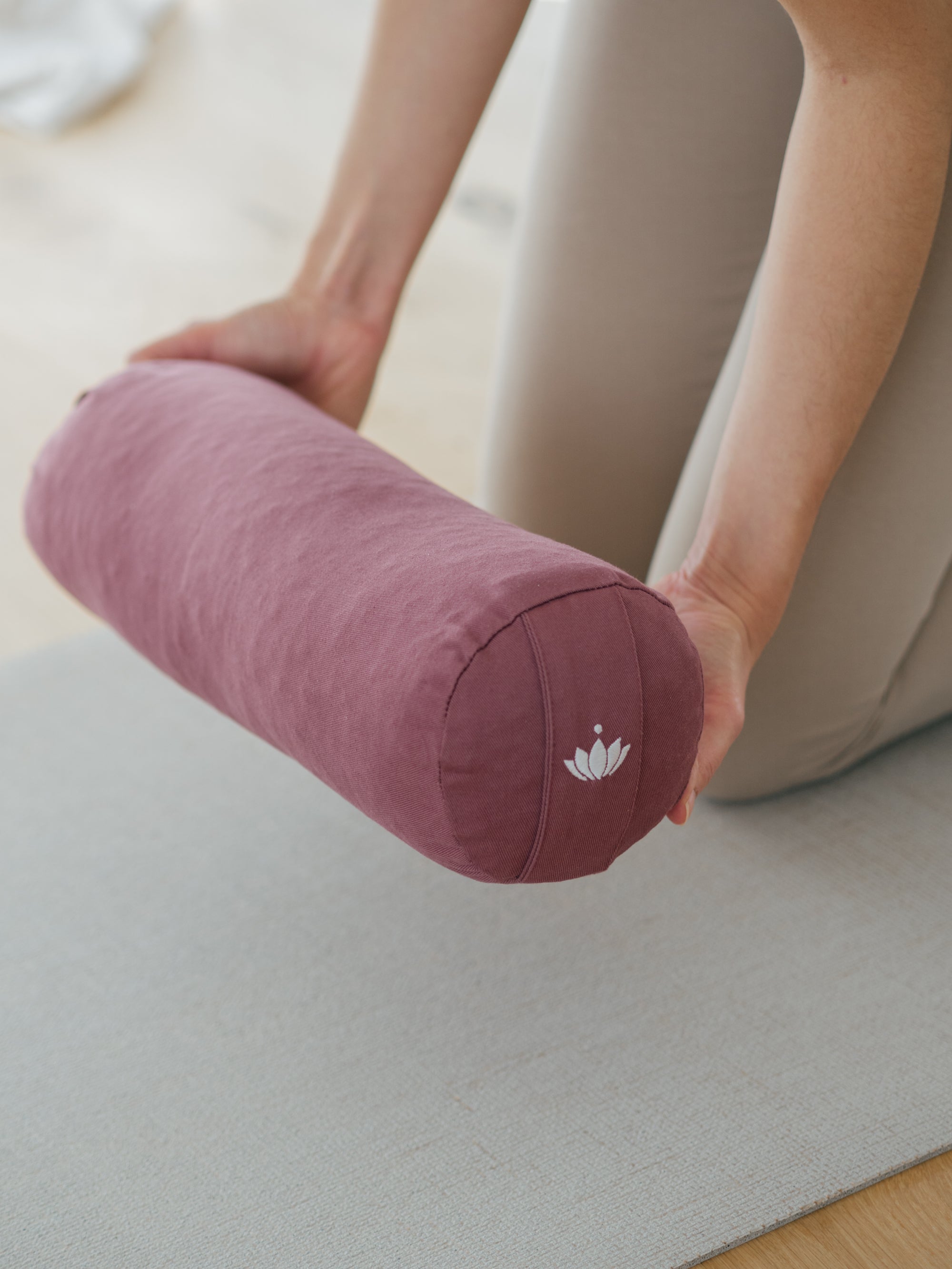 Lotuscrafts Στρογγυλό μικρό μαξιλάρι Bolster λαιμού “Lotus” - Aubergine - κάλυμμα απο οργανικό βαμβάκι Διαστάσεις: 40 × 13 εκ - mykarma.gr