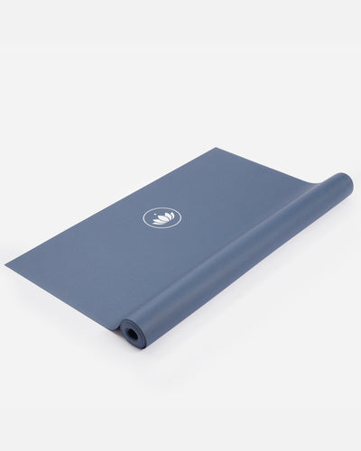 Lotuscrafts Travel Yoga Mat ARISE | Αντιολισθητικό στρώμα Yoga από φυσικό καουτσούκ & 15% ανακυκλώσιμο λατέξ - Indigo Dust Βάρος: 1kg Διαστάσεις: 185cm x 65cm Πάχος: 0,13cm - mykarma.gr