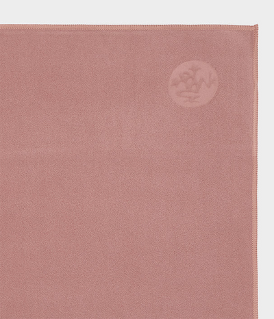 Manduka - Πετσέτα Χειρός - eQua® Hand Yoga Towel - Rosehip Βάρος: 90 g  Διαστάσεις: 41cm x 67cm - mykarma.gr