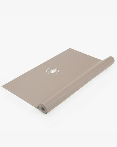 Lotuscrafts Travel Yoga Mat ARISE | Αντιολισθητικό στρώμα Yoga από φυσικό καουτσούκ & 15% ανακυκλώσιμο λατέξ - Light Taupe Βάρος: 1kg Διαστάσεις: 185cm x 65cm Πάχος: 0,13cm - mykarma.gr