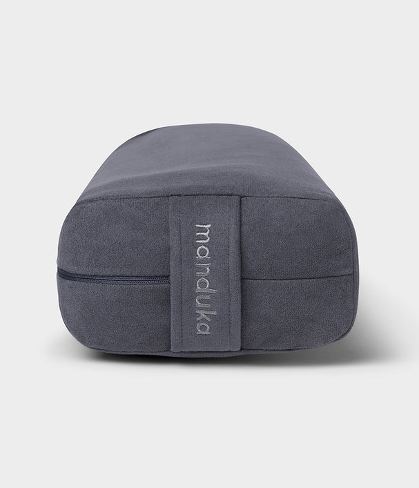 Manduka Lean Bolster - Thunder Διαστάσεις: 74 x 18 x 8cm Βάρος: 0,45 kg