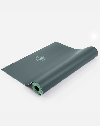 Lotuscrafts Yoga Mat ARISE | Αντιολισθητικό στρώμα Yoga από φυσικό καουτσούκ & 15% ανακυκλώσιμο λατέξ - Balsam Green Βάρος: 2kg Διαστάσεις: 185cm x 65cm Πάχος: 0,4cm - mykarma.gr