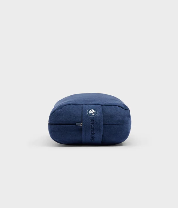 Manduka Lean Bolster - Midnight Blue Διαστάσεις: 74 x 18 x 8cm Βάρος: 0,45 kg - mykarma.gr