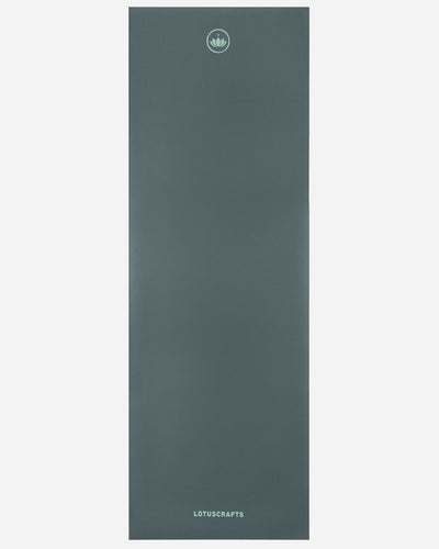 Lotuscrafts Travel Yoga Mat ARISE | Αντιολισθητικό στρώμα Yoga από φυσικό καουτσούκ & 15% ανακυκλώσιμο λατέξ - Balsam Green Βάρος: 1kg Διαστάσεις: 185cm x 65cm Πάχος: 0,13cm - mykarma.gr