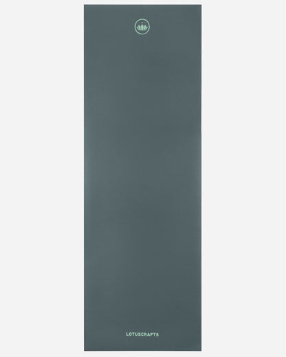 Lotuscrafts Travel Yoga Mat ARISE | Αντιολισθητικό στρώμα Yoga από φυσικό καουτσούκ & 15% ανακυκλώσιμο λατέξ - Balsam Green Βάρος: 1kg Διαστάσεις: 185cm x 65cm Πάχος: 0,13cm - mykarma.gr