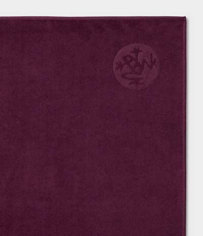 Manduka πετσέτα Στρώματος eQua® Yoga Towel - Acai   183 x 67 cm  400 g - mykarma.gr