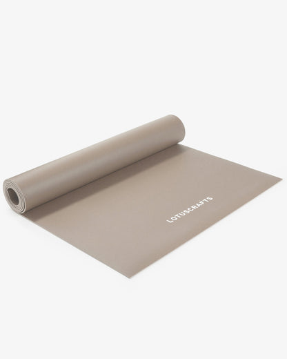 Lotuscrafts Yoga Mat ARISE | Αντιολισθητικό στρώμα Yoga από φυσικό καουτσούκ & 15% ανακυκλώσιμο λατέξ - Light Taupe Βάρος: 2kg Διαστάσεις: 185cm x 65cm Πάχος: 0,4cm - mykarma.gr