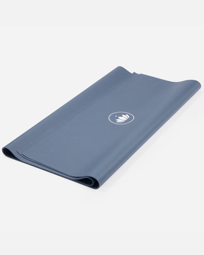 Lotuscrafts Travel Yoga Mat ARISE | Αντιολισθητικό στρώμα Yoga από φυσικό καουτσούκ & 15% ανακυκλώσιμο λατέξ - Indigo Dust Βάρος: 1kg Διαστάσεις: 185cm x 65cm Πάχος: 0,13cm - mykarma.gr