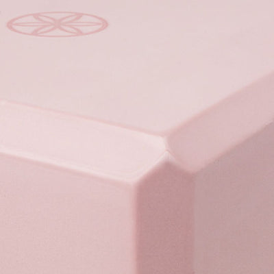 Gaiam - Yoga & Pilates block - Ballet Powder - τουβλάκι γιόγκα Διαστάσεις: 23 cm x 15 cm x 10 cm - mykarma.gr