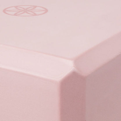 Gaiam - Yoga & Pilates block - Ballet Powder - τουβλάκι γιόγκα Διαστάσεις: 23 cm x 15 cm x 10 cm
