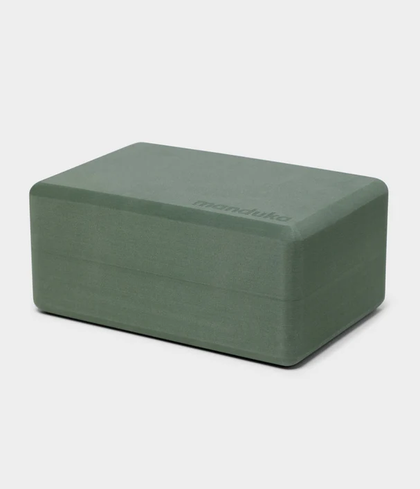 Manduka Recycled Foam Yoga Block - Sage  •450γρ  • 23 x 15 x 10 εκ - mykarma.gr