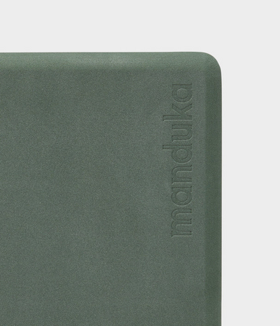Manduka Recycled Foam Yoga Block - Sage  •450γρ  • 23 x 15 x 10 εκ - mykarma.gr