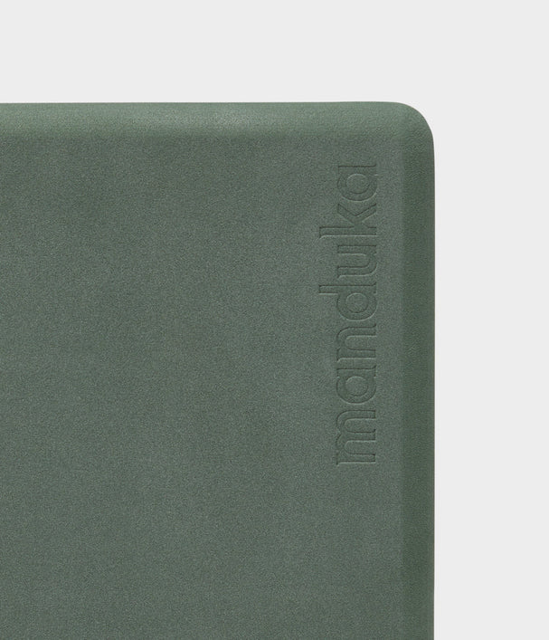 Manduka Recycled Foam Yoga Block - Sage  •450γρ  • 23 x 15 x 10 εκ - mykarma.gr